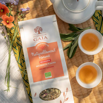 Relaxing herbal tea with lemon balm and lavender - A woman naturally