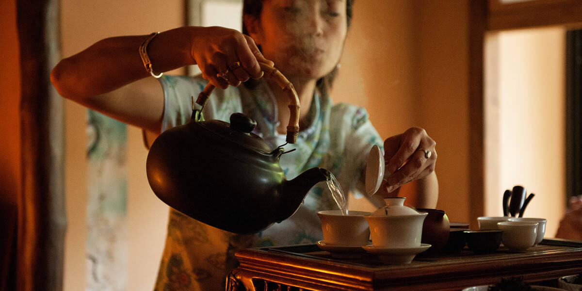 Mei KUAD servant du thé
					                    