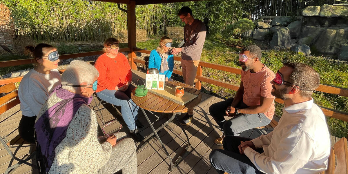 Le cercle des buveurs de thé
					                    