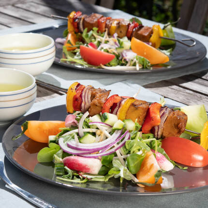 Assiette de brochettes de seitan et salade de saison au tahin 
			                    