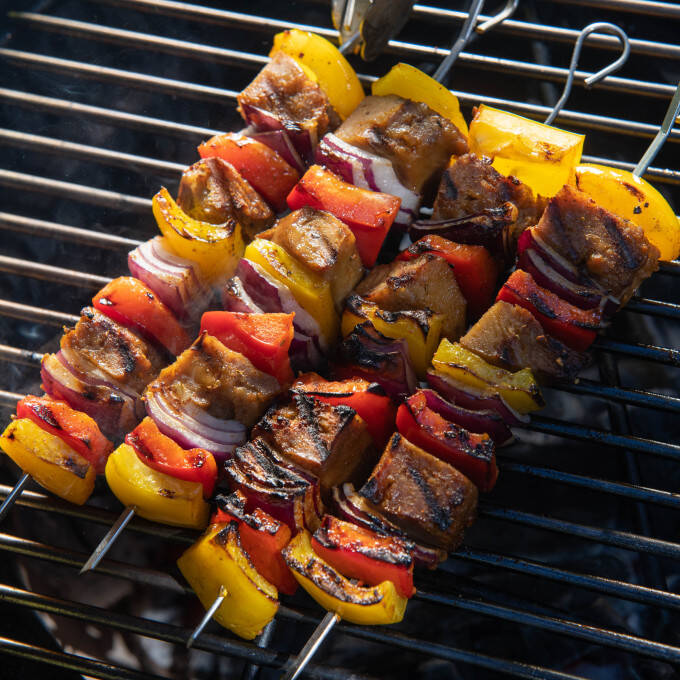Brochettes de seitan sur le barbecue 
			                    