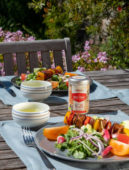 Epices rubs bio Spicy Texas sur une table avec brochettes de Seitan
				                    