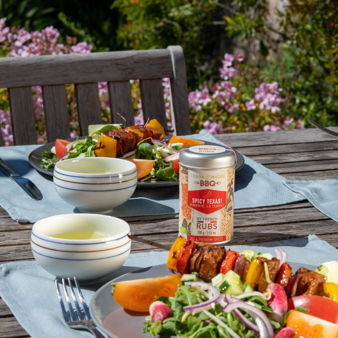 Epices rubs bio Spicy Texas sur une table avec brochettes de Seitan
			                    