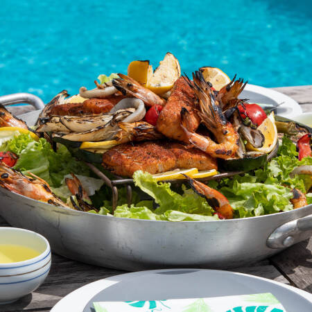 Plat de parillada de la mer et légumes grillés 
			                