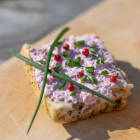Tartine de rillettes de radis et baies roses
			                