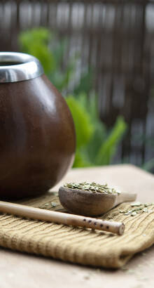 Calebasse et bombilla pour préparer le maté
									