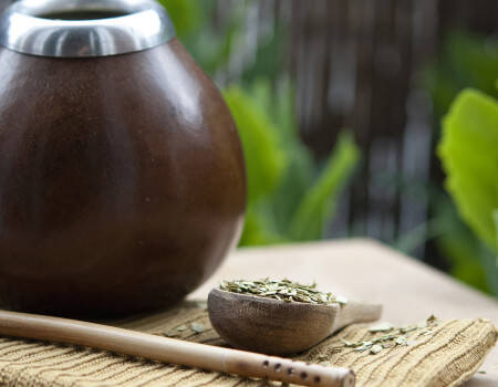 Calebasse et bombilla pour préparer le maté
									