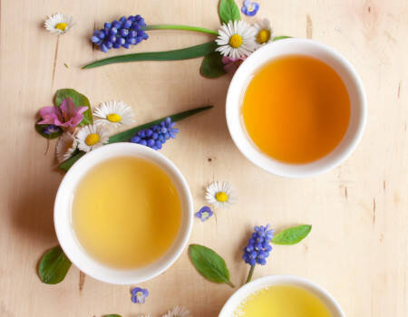 Tasses de tisane et fleurs
									