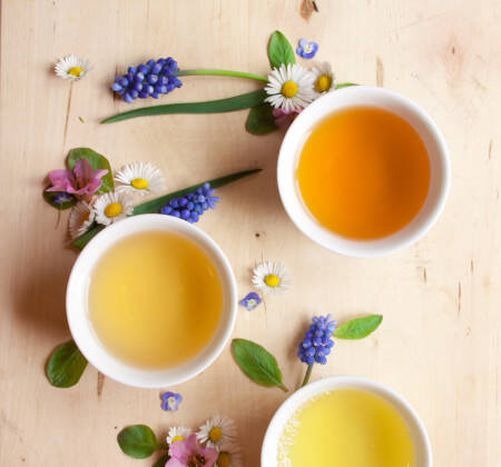 Tasses de tisane et fleurs
                          