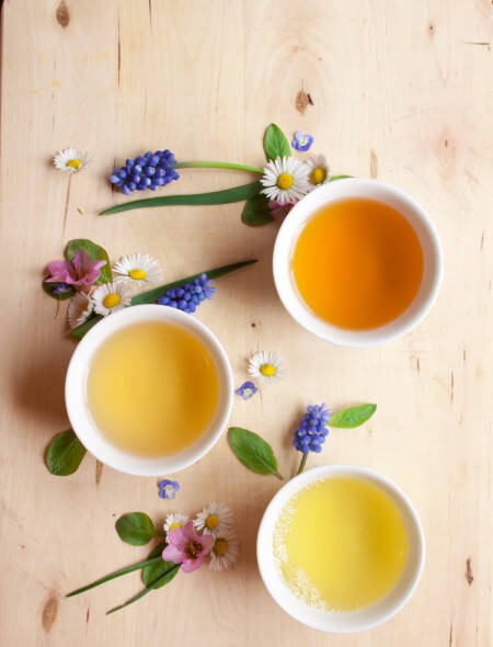Tasses de tisane et fleurs
				                    