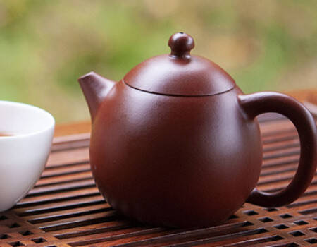 Théière yixing avec tasse de thé
									