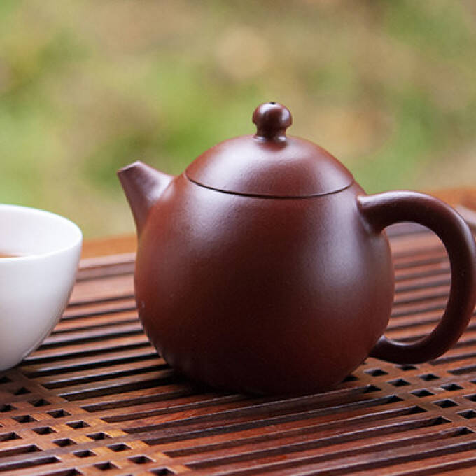 Théière yixing avec tasse de thé
			                    