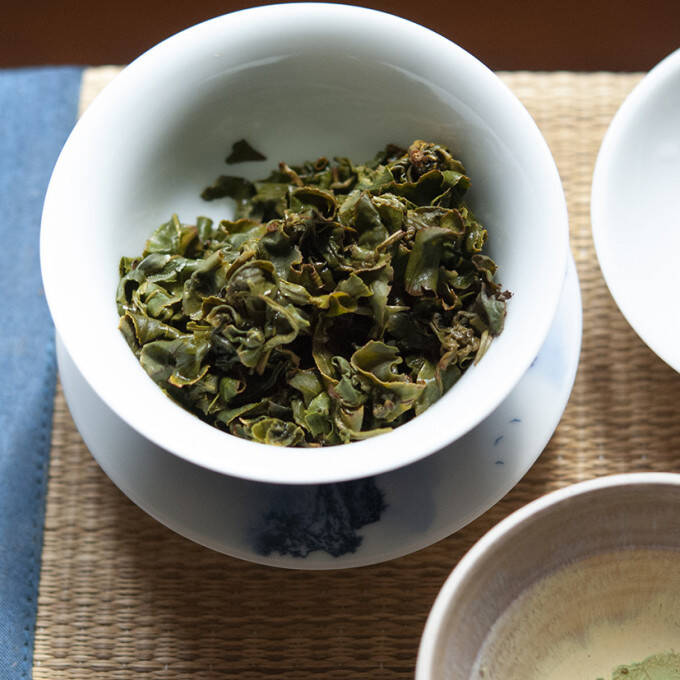 Feuilles de thé Dragon Soul Wu Long infusées dans Gaïwan
			                    