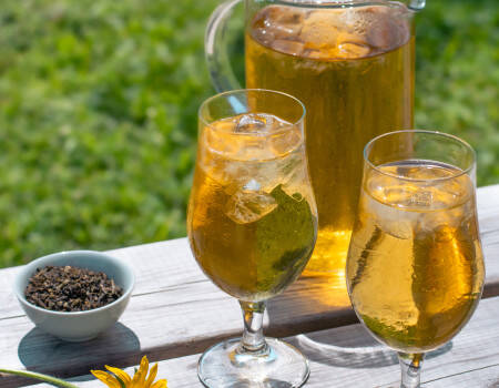 Cruche et verres de thé glacé
									