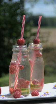 Verres de thé glacé avec framboises
									
