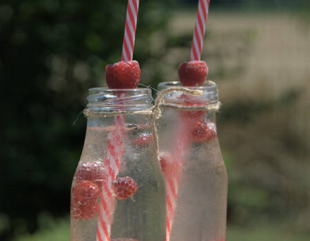Verres de thé glacé avec framboises
									