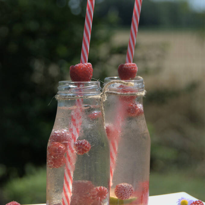 Verres de thé glacé avec framboises
			                    