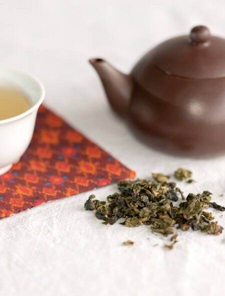 Théière yixing brun avec tasse de thé
				                    