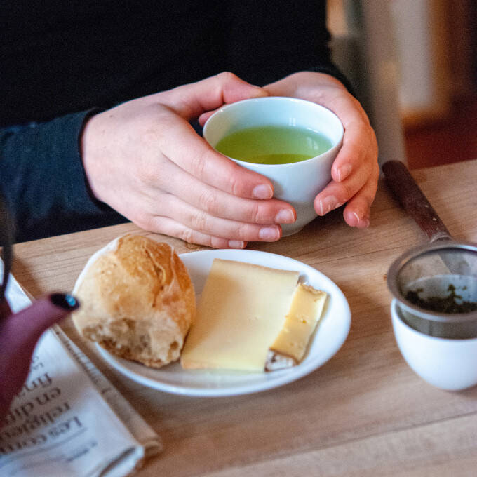 Petit déjeuner avec tasse de thé
			                    
