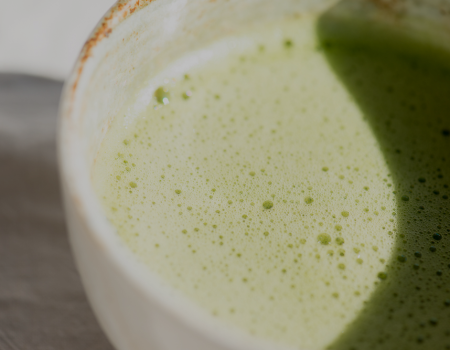 Matcha avec mousse et filtre gris sur la photo 2
									