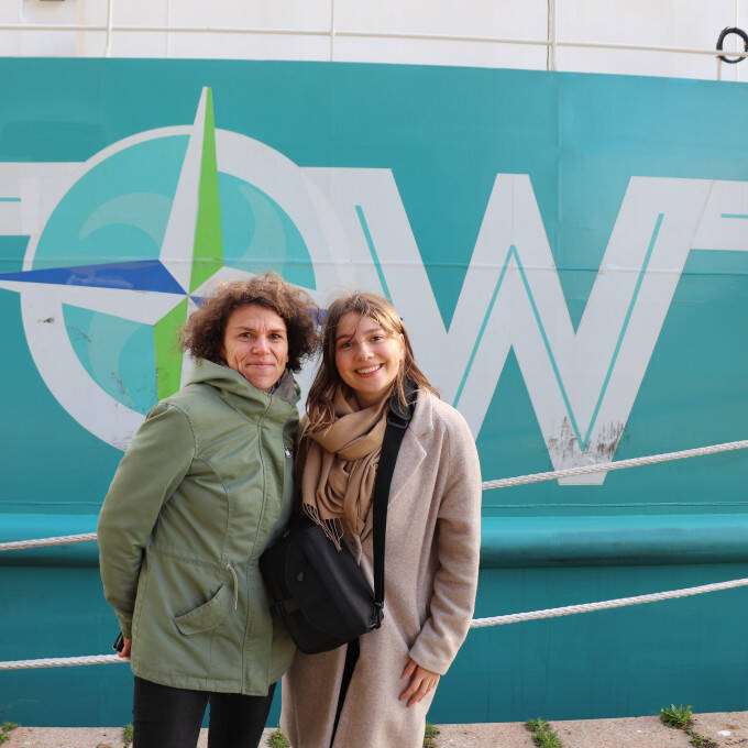 Cassandre MAURY directrice générale et Emilie DRECHSLER chargée de communication devant le voilier TOWT
			                    