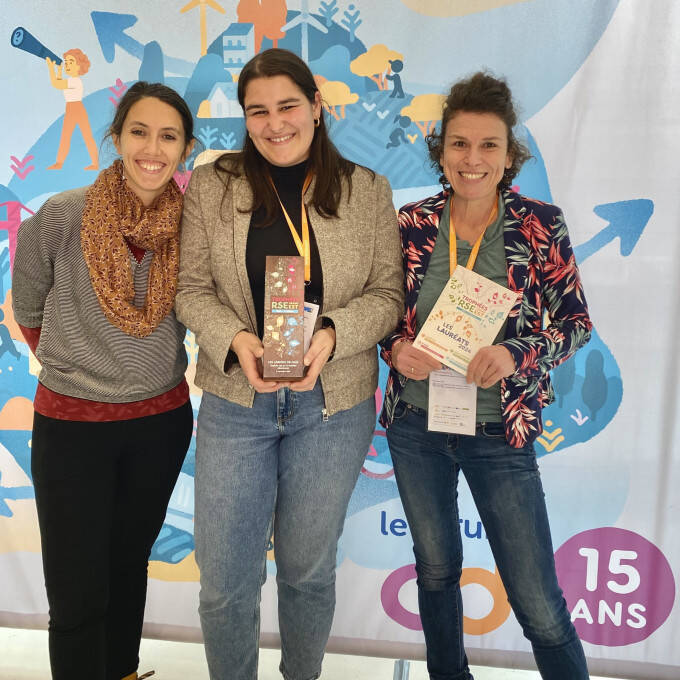 L'équipe Jardins de Gaïa tenant le trophée RSE pour les thés à la voile
			                    